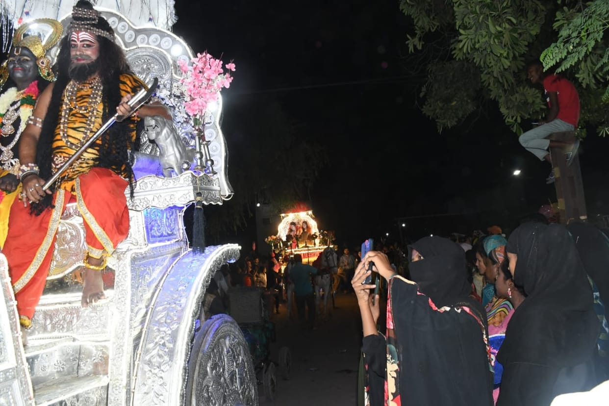 UP: These pictures of social harmony came from Lucknow amid Bahraich violence, Muslim women were seen desperat