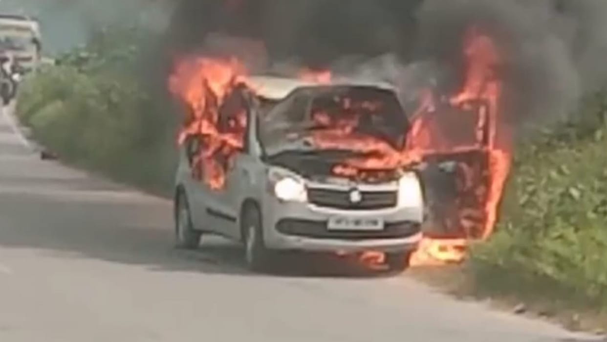 Fire broke out in a car on Laharpur tambaur marg in Sitapur.