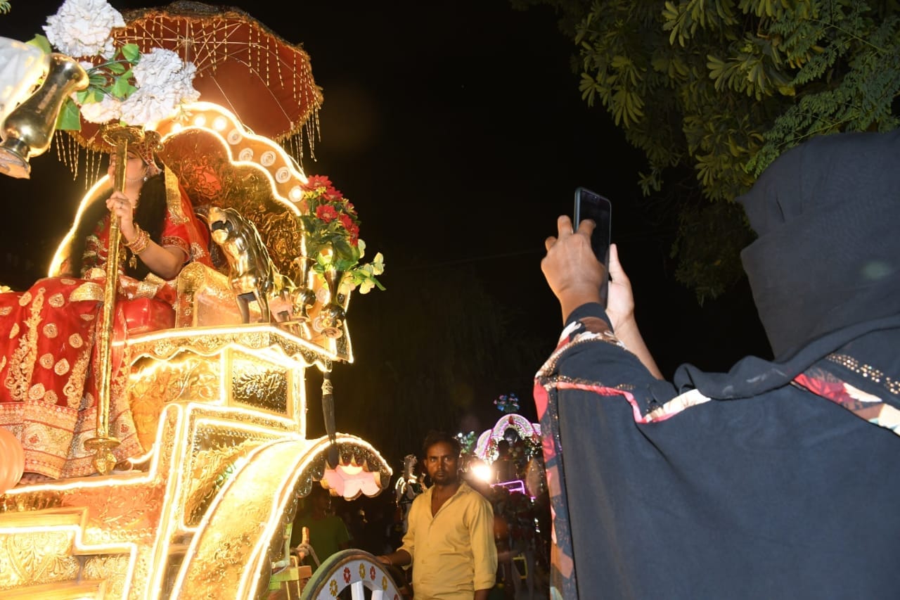 UP: These pictures of social harmony came from Lucknow amid Bahraich violence, Muslim women were seen desperat