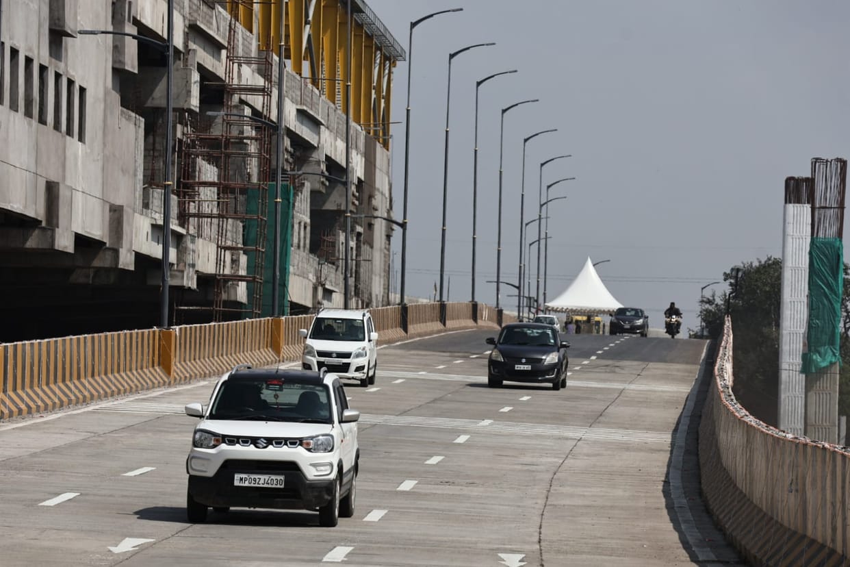 Indore: Chief Minister inaugurated four bridges, officers forgot to open two bridges for traffic in the mornin