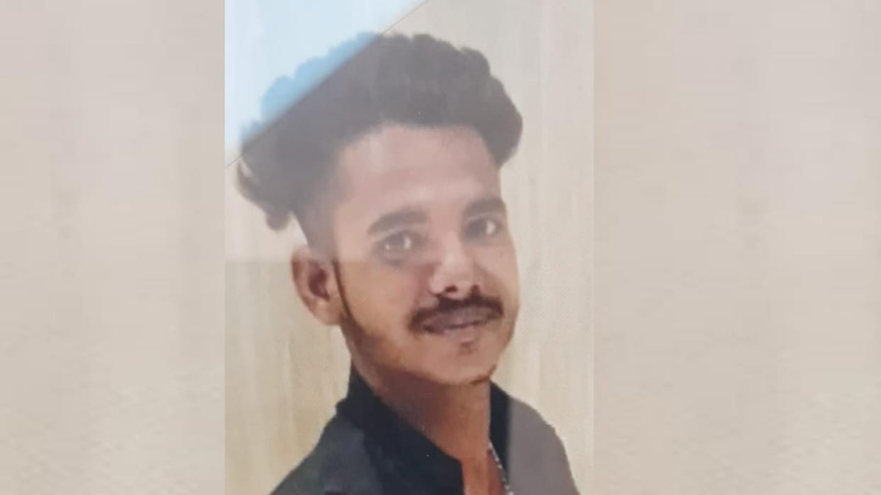 A man shoots himself in Madiyaon in Lucknow.