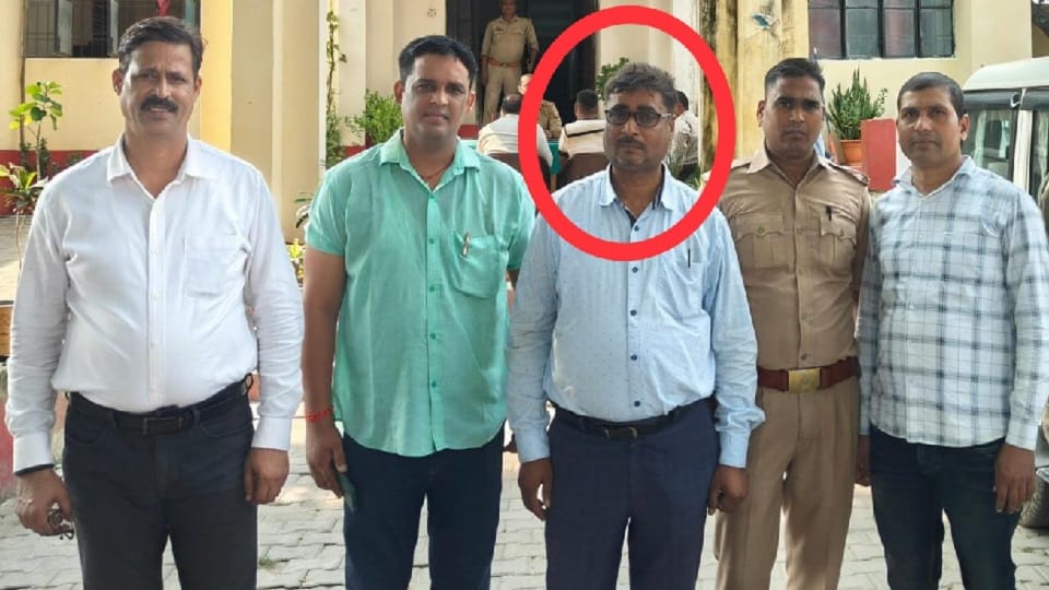 ADO Panchayat accused of food grain scam arrested, caught by EOW Varanasi team
