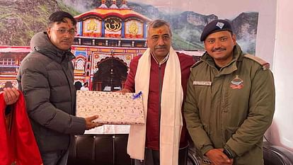 Air Marshal Ashutosh Dixit reached Badrinath Dham took blessings after darshan Uttarakhand News in hindi