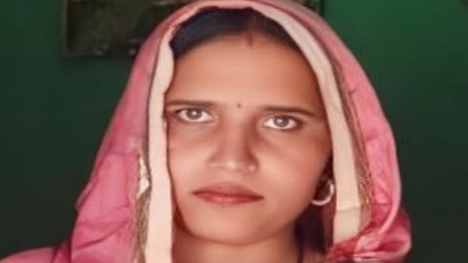 Meerut: Stunting youth hit a couple riding a bike with their car, woman died, three children kept crying