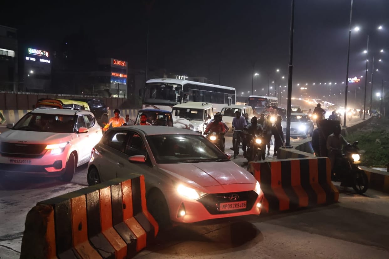 Indore: Khajrana Bridge opened, cement barricades not removed, traffic jam on Ring Road