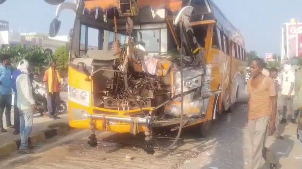 बस ने ट्रक में मारी टक्कर