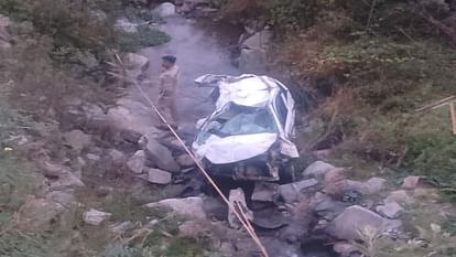 car going from Saran to Pulbahal fell into a 400 meter deep ditch, three people died