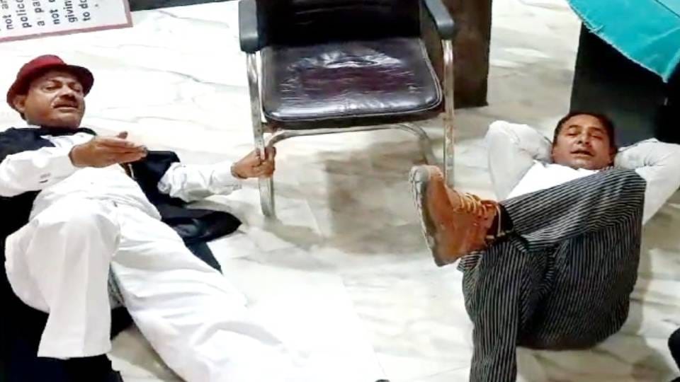 case registered when lawyer lay down in inspector room In Agra