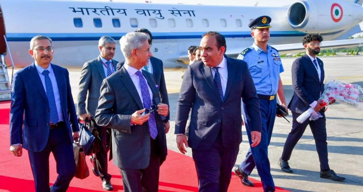 Foreign Minister S Jaishankar met Pakistani PM Shahbaz Sharif and shake hands at SCO reception