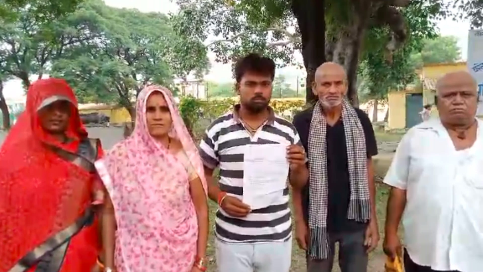 एसपी को आवेदन देने पहुंचा पीड़ित परिवार
