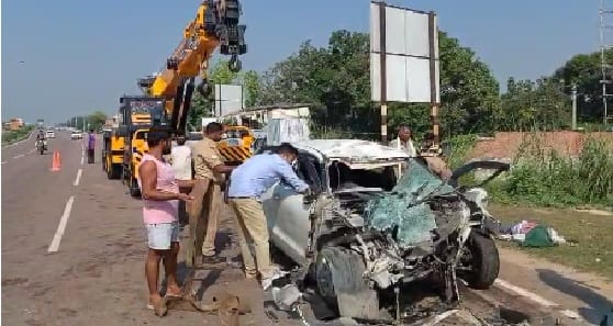 Fatehpur Accident, Car rams into parked trailer, two dead and one injured, police kept the bodies in mortuary