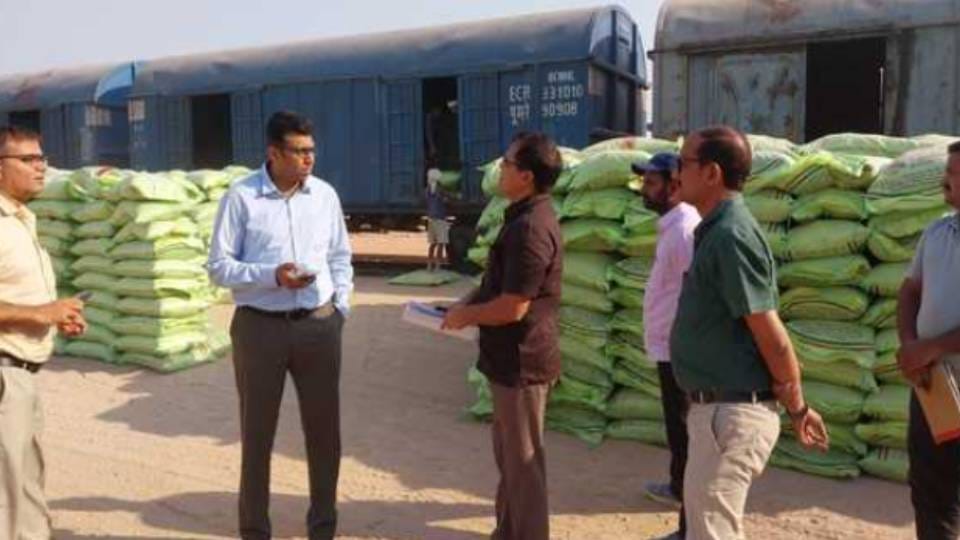 2520 tonnes of DAP and 693 tonnes of NPK have been received for distribution at cooperative societies in Agra