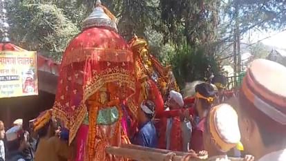 Gods embraced each other during Kullu Dussehra, devotees were amazed to see the example