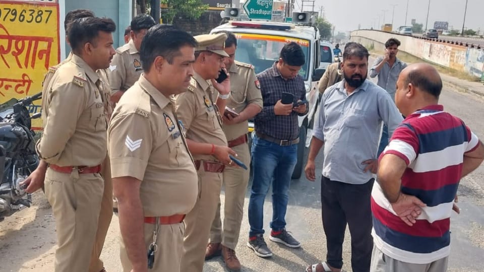 Miscreants looted Rs 5 lakh from a collection agent near the police post in Meerut