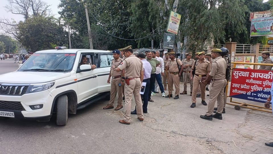 Bijnor: sticks and bullets thrown in sugarcane committee election for director post, five injured