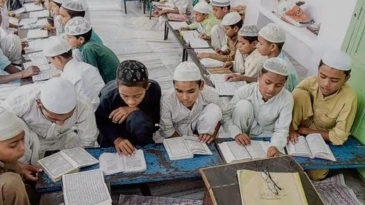 Madarasa Board Result Nine girls in top 10 of senior Afreen became topper in varanasi