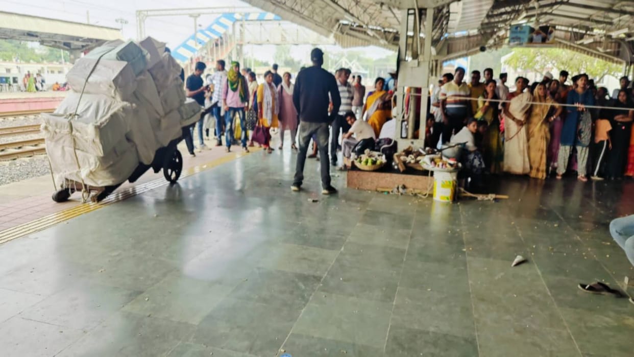 Sehore becoming Bollywood favourite shooting of film Dhadak-2 is going on at railway station for two days