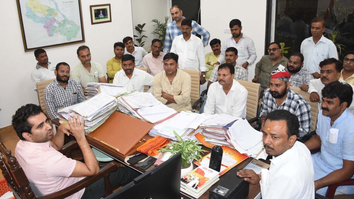 Kanpur: Ex-serviceman posted in garden department misbehaved with councilors, uproar