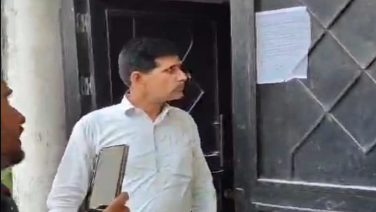 In Deoria, the person on whose house the police pasted an absconding advertisement kept resting inside.