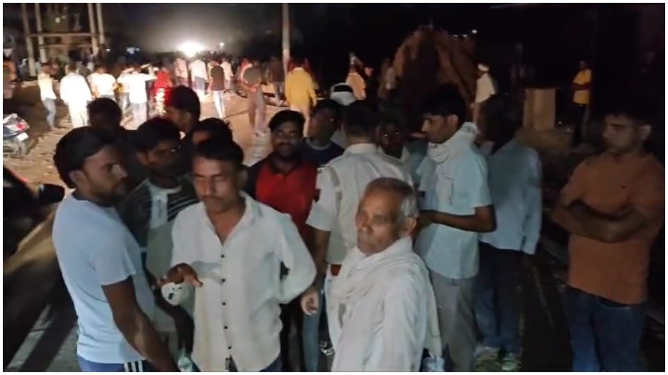 family members surrounded police station in Alwar case of suspicious death of youth in Delhi jail