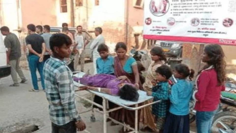 uncontrolled pickup collided with electric pole In Mathura five died including two girls while a dozen injured