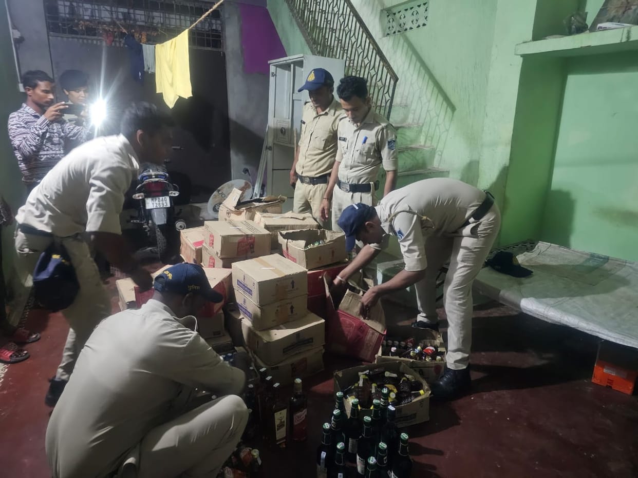 Bhopal: Illegal liquor worth Rs 4 lakh recovered from a house in Bhopal's Iintkhedi, one accused arrested, hou