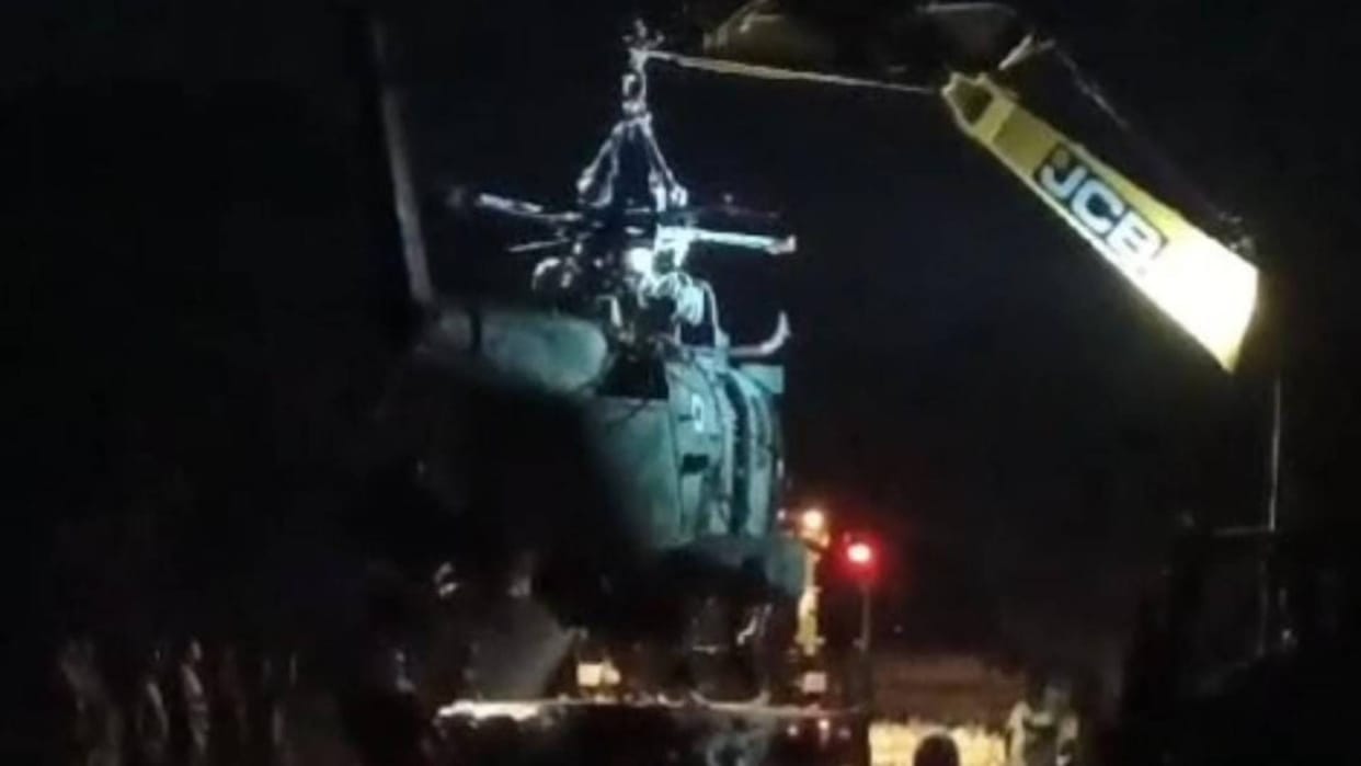Muzaffarpur Helicopter lifted by JCB and taken in container emergency landing while helping flood victims