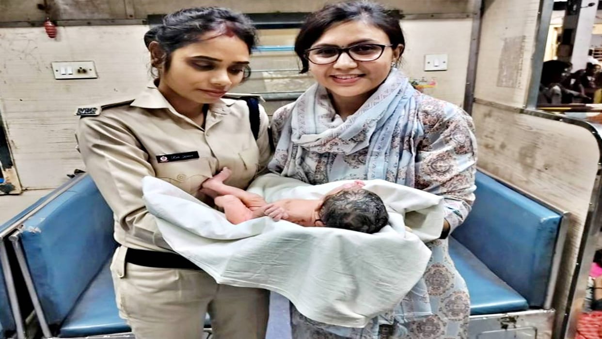 Bihar Woman gives birth to a child in Saharsa-Laheriyasarai train Railway Minister likes picture posted by DRM