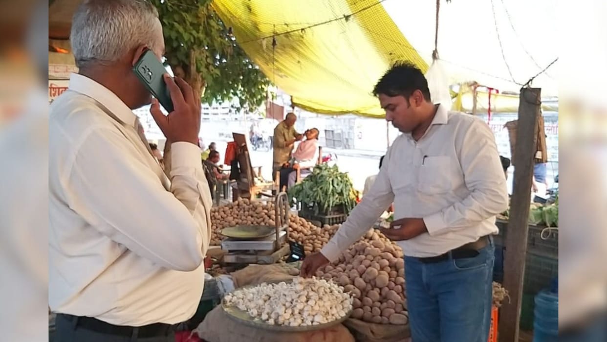 FSDA raids in chaundauli officials visit shops to check Chinese garlic