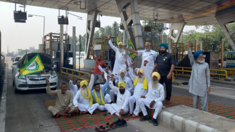 Toll free protest in Punjab in protest against non-purchase of paddy by BKU Ugrahan
