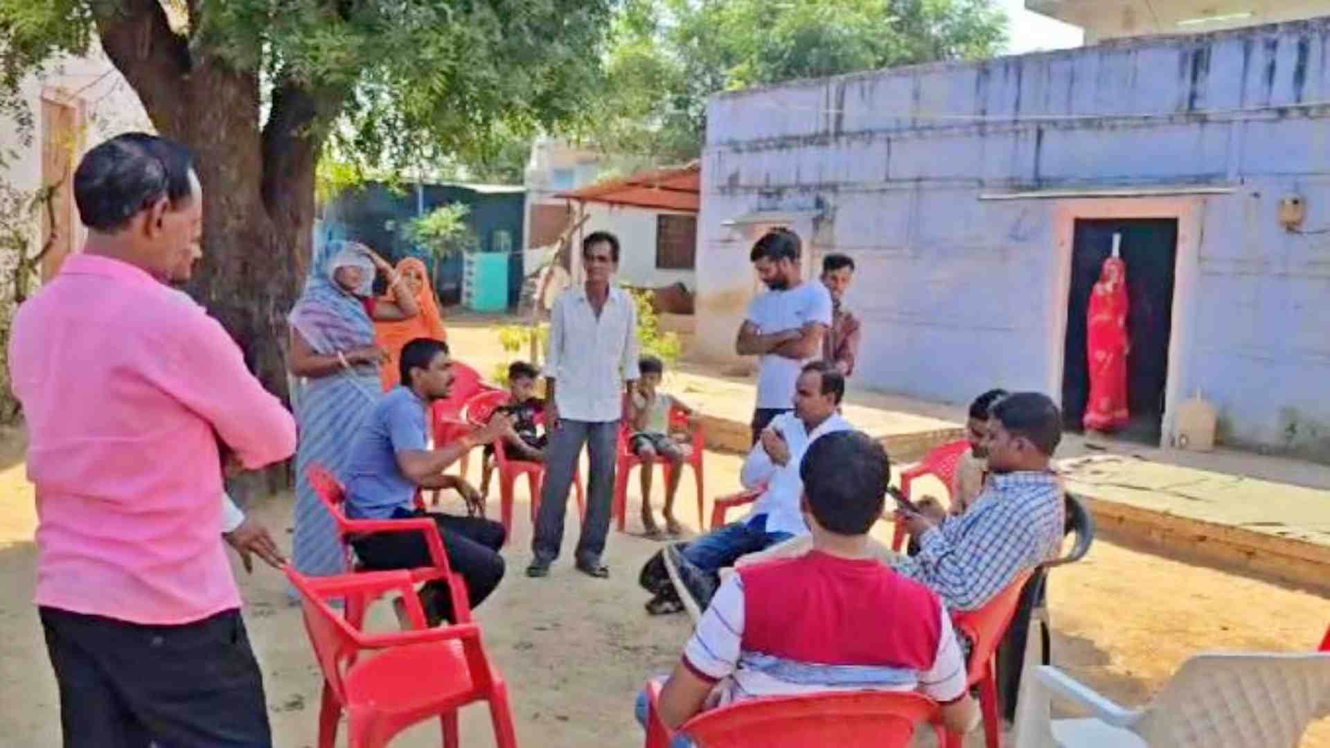 घटना के बारे में बताते पीड़ित के परिजन।