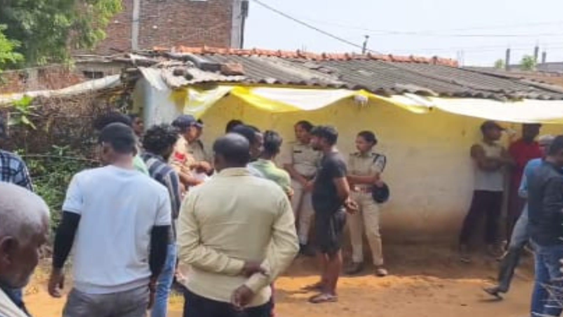 घटनास्थल पर मौजूद पुलिसकर्मी