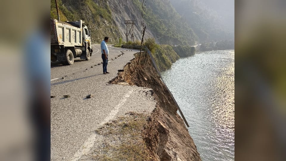 Rishikesh Badrinath Highway More than 50 meters road collapse due to water erosion in Farasu