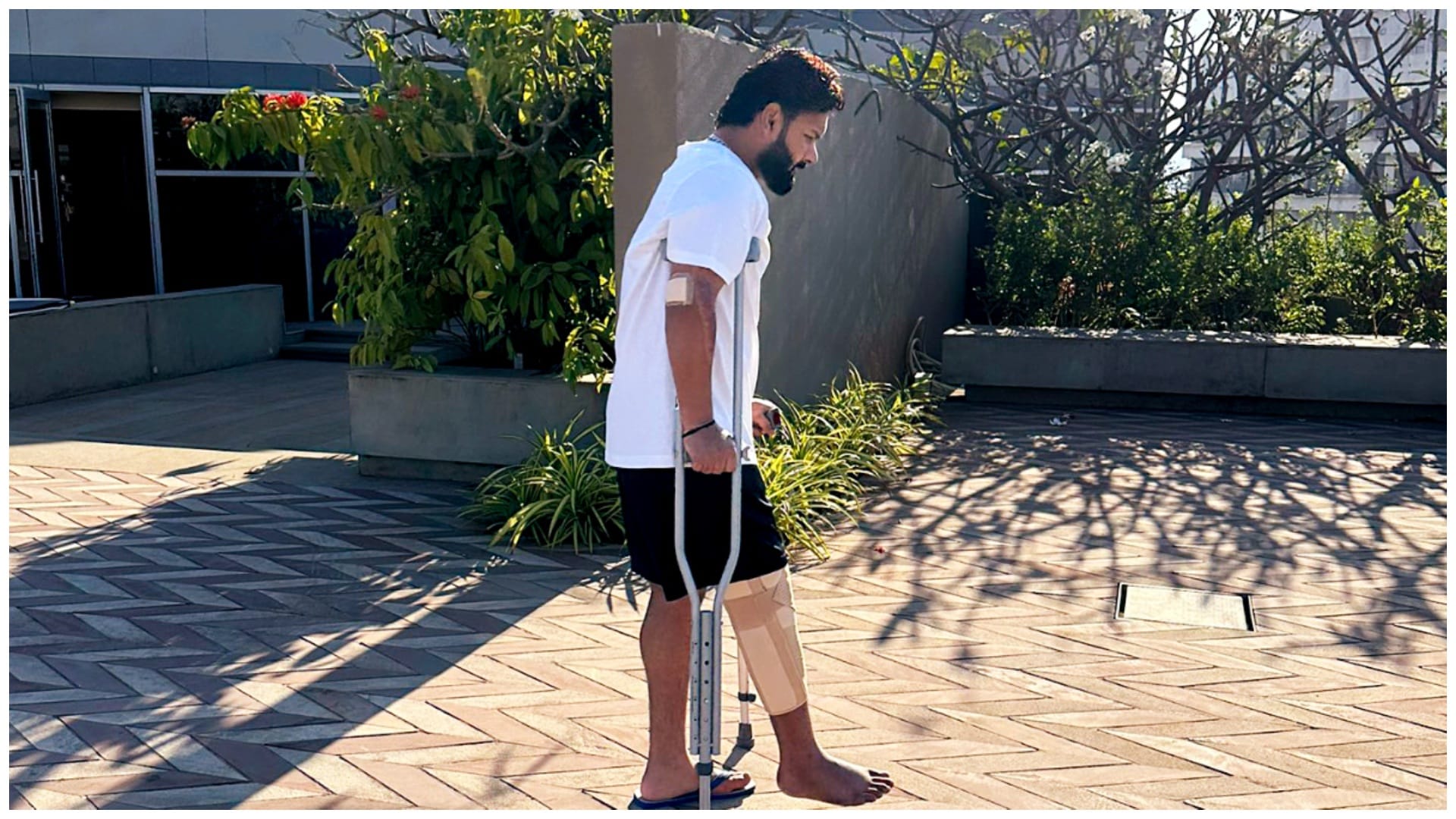 IND vs NZ: Rishabh Pant right knee injured again, Ravindra Jadeja ball hits him while wicket-keeping, limping
