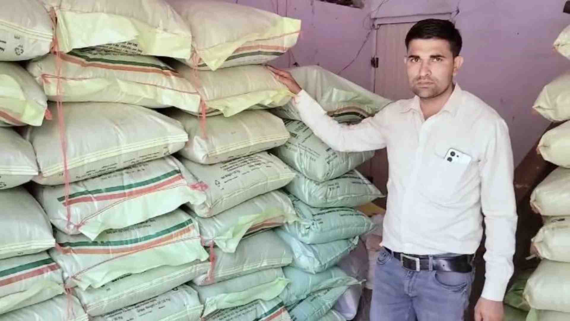 जब्त किए गए खाद-बीज के कट्टे।
