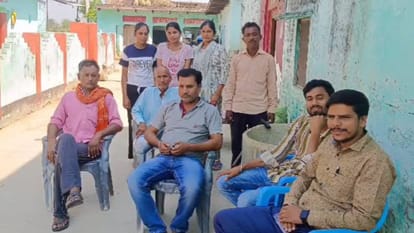 क्रिकेटर पूनम यादव के गांव व घर के लोग