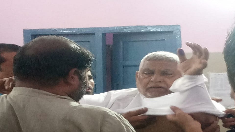 Shamli: The farmer hit his neck with a blade, soaked in blood he said, why are you not paying for my sugarcane