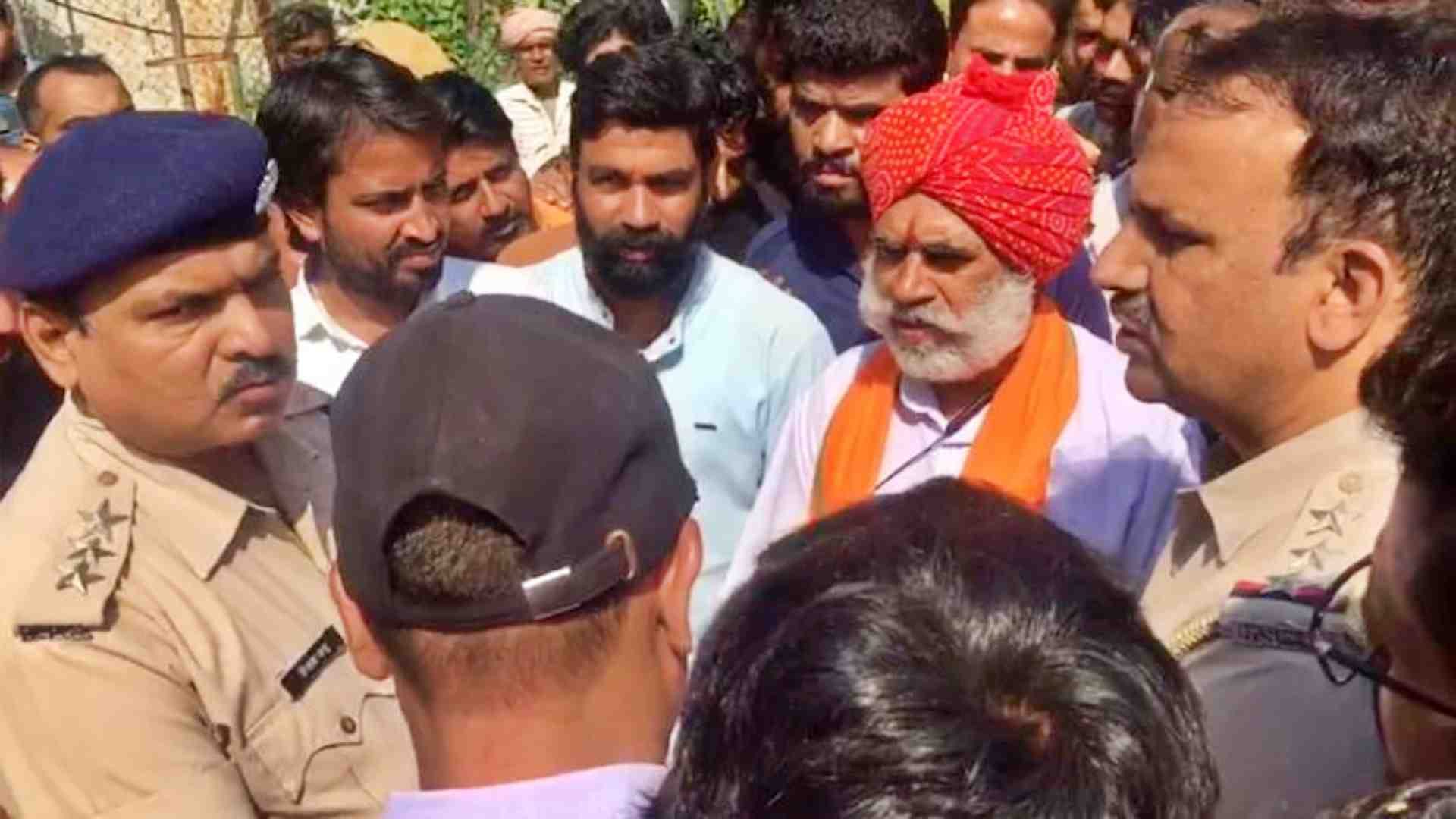 मौर्चरी के बार जमा हुए लोग।