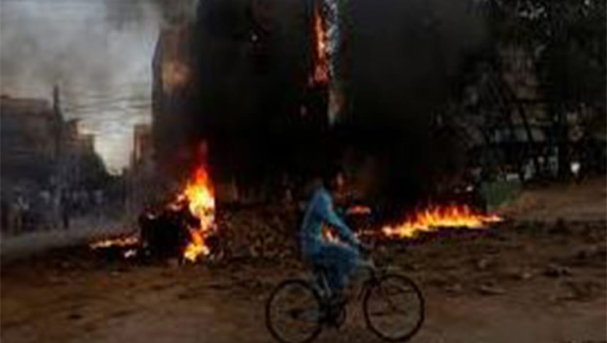 Pakistan: Violent protests erupt over Lahore rape incident; properties damaged, one official killed