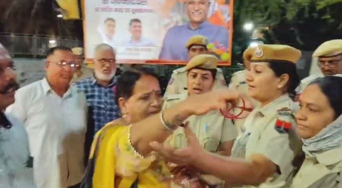 पुलिस को चूड़ियां दिखाती शिक्षिका।