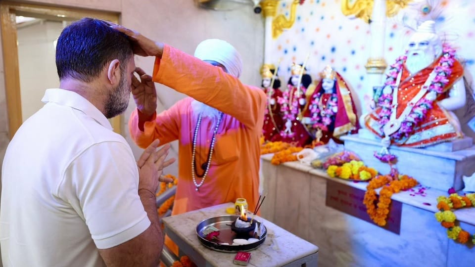Rahul Gandhi offered prayers at Valmiki temple in Delhi on the occasion of Maharishi Valmiki Jayanti