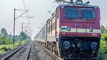 Jalaun: इंटरसिटी एक्सप्रेस के एसी कोच पर शरारती तत्वों ने मारा पत्थर, शीशा टूटा Jalaun: Miscreants threw stones at AC coach of Intercity Express, glass broke