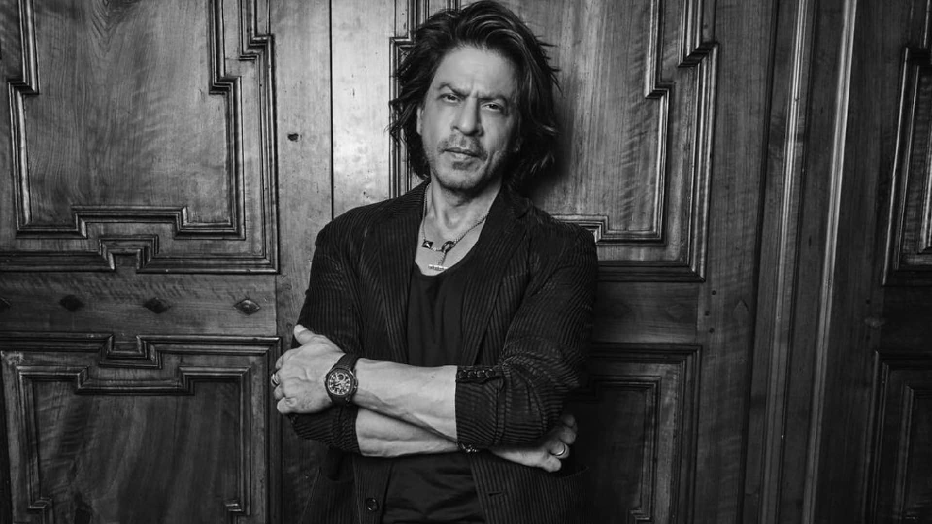 King actror Shah Rukh Khan behaviour with Police Officer is gaining very much attention on social media