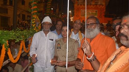many lamps donated Ganges memory of 11 martyrs tribute paid to immortal martyrs
