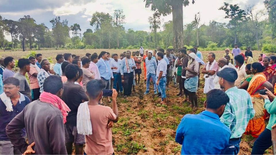 Bijapur MLA Vikram Mandavi visited village Tarud of Bhopalpatnam area