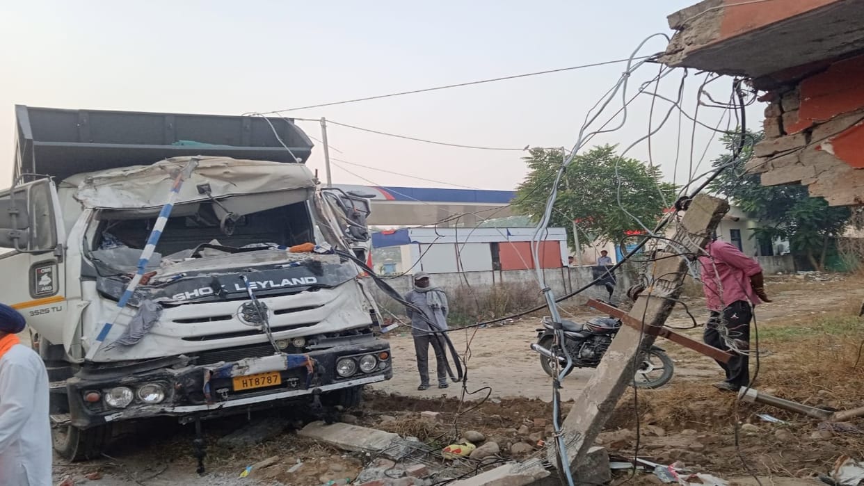 Uncontrolled tipper rammed into shops near petrol pump in Gurpalah, Una, driver died