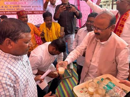 Anuppur: Fast unto death ended on the fourth day, Minister Dilip Jaiswal celebrated by giving him juice.