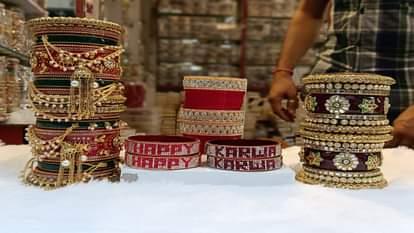 करवा लिखे कंगन व डिजाइनर चूड़ियां