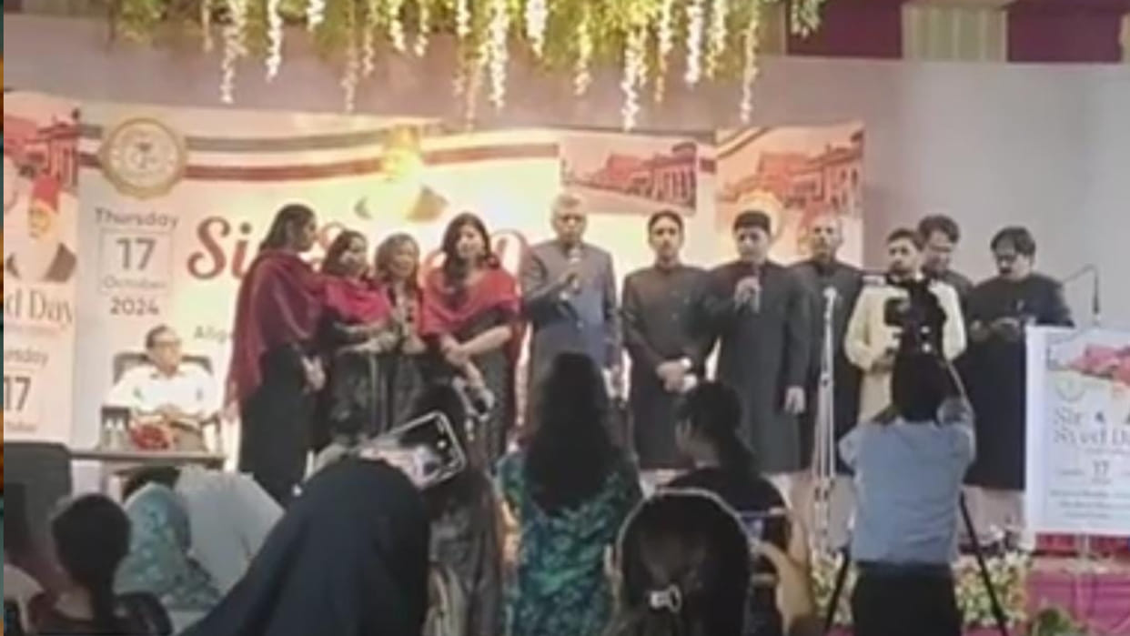 Bhopal News: Wearing Sherwani, AMU Old Boys gathered with tunes on their lips, celebrating Sir Syed Day