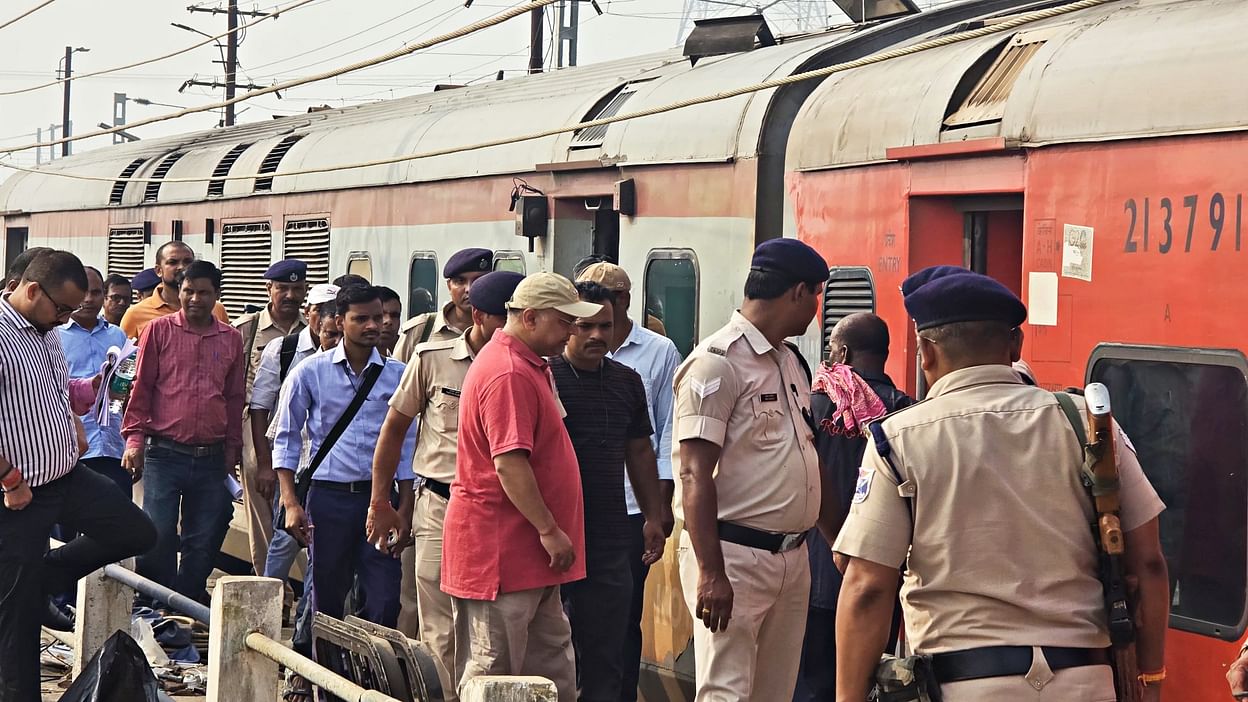 Odisha : संबलपुर में एलेप्पी एक्सप्रेस पर पथराव, तीन आरोपी गिरफ्तार 8 Bihar: Operation Of Saharsa-Pataliputra Special Train Started, Vande Bharat, Amrit Bharat Train Operation - Amar Ujala Hindi News Live - Bihar News:सहरसा-पाटलिपुत्र स्पेशल ट्रेन आज से शुरू, वंदे भारत और ...